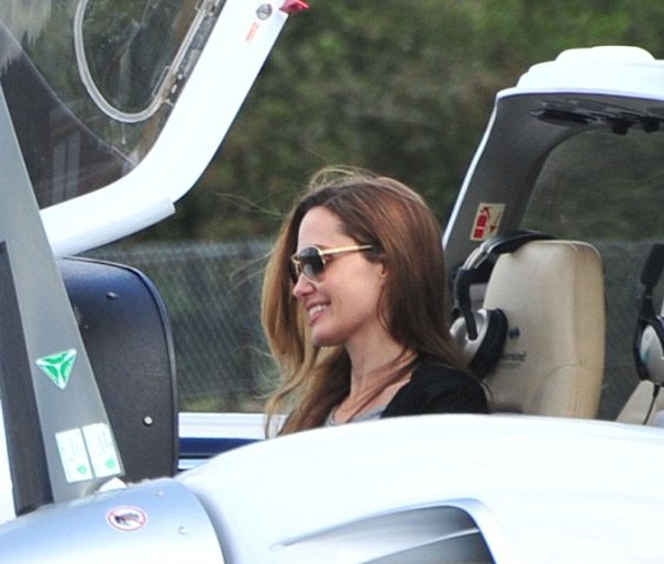 Η Αντζελίνα Τζολί ιπτάμενη και με δίπλωμα πιλότου [εικόνες] | iefimerida.gr 1