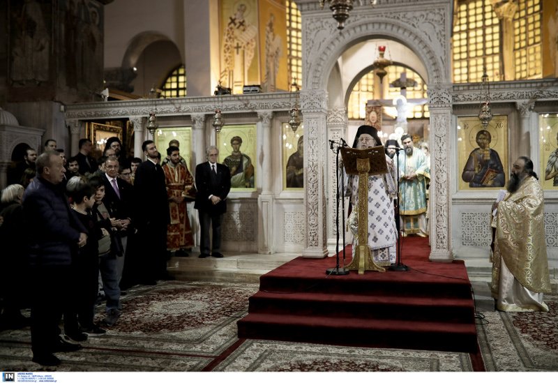 Λεβέντης, Ζουράρις, Τζιτζικώστας στην πρώτη σειρά της θείας Λειτουργίας του Ανθιμου για το Σκοπιανό [εικόνες] | iefimerida.gr 0