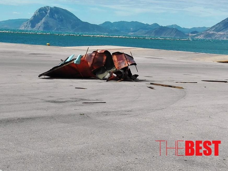 Πάτρα: Στέγη κτιρίου εκτοξεύτηκε από τον αέρα στο παλιό λιμάνι [εικόνες] | iefimerida.gr 2