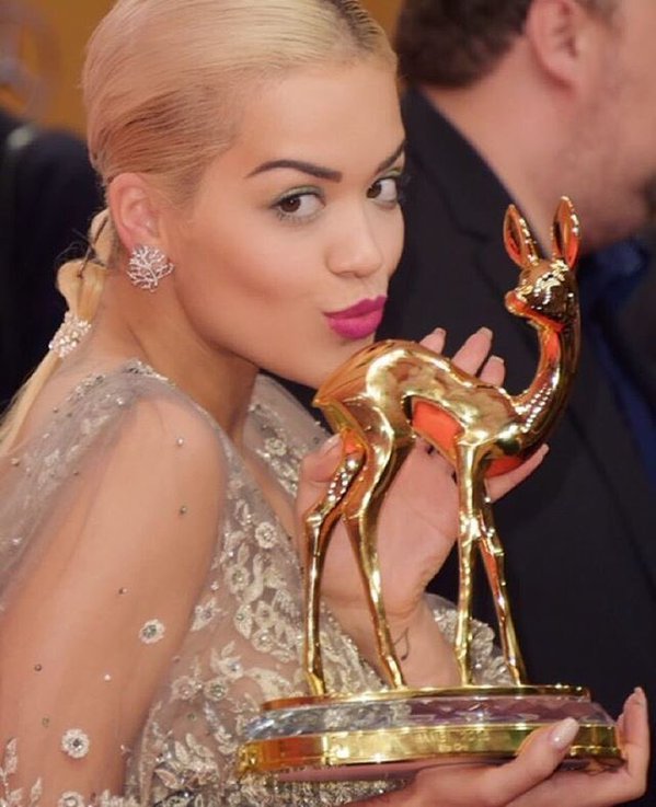 Ο Σόιμπλε ανέβηκε χθες στη σκηνή μαζί με τη Χάιντι Κλουμ και τη Ρίτα Ορα -Από κάτω η Πάμελα Αντερσον χειροκροτούσε [εικόνες] | iefimerida.gr 6