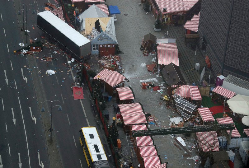 Ο,τι απέμεινε στη χριστουγεννιάτικη αγορά του Βερολίνου μετά το μακελειό [εικόνες] | iefimerida.gr 2