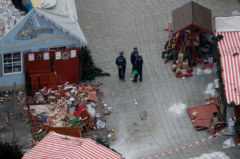 Ο,τι απέμεινε στη χριστουγεννιάτικη αγορά του Βερολίνου μετά το μακελειό [εικόνες] | iefimerida.gr 9