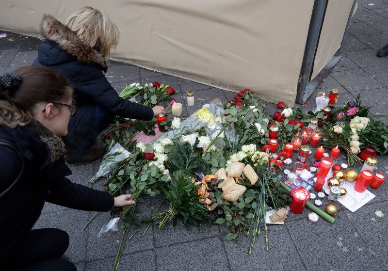 Ο,τι απέμεινε στη χριστουγεννιάτικη αγορά του Βερολίνου μετά το μακελειό [εικόνες] | iefimerida.gr 10