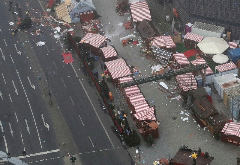 Ο,τι απέμεινε στη χριστουγεννιάτικη αγορά του Βερολίνου μετά το μακελειό [εικόνες] | iefimerida.gr 6
