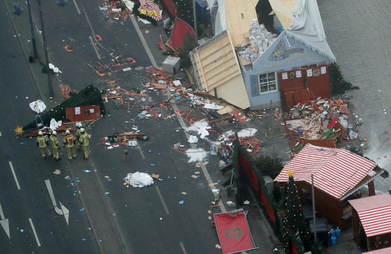 Ο,τι απέμεινε στη χριστουγεννιάτικη αγορά του Βερολίνου μετά το μακελειό [εικόνες] | iefimerida.gr 7
