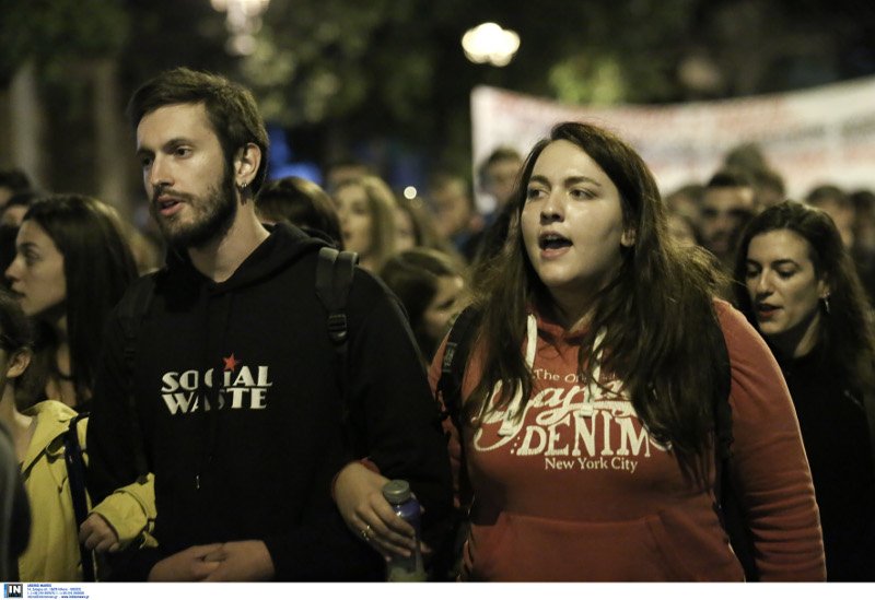 Προπύλαια: Πορεία αλληλεγγύης στην Ηριάννα και τον Περικλή [εικόνες]  | iefimerida.gr 0