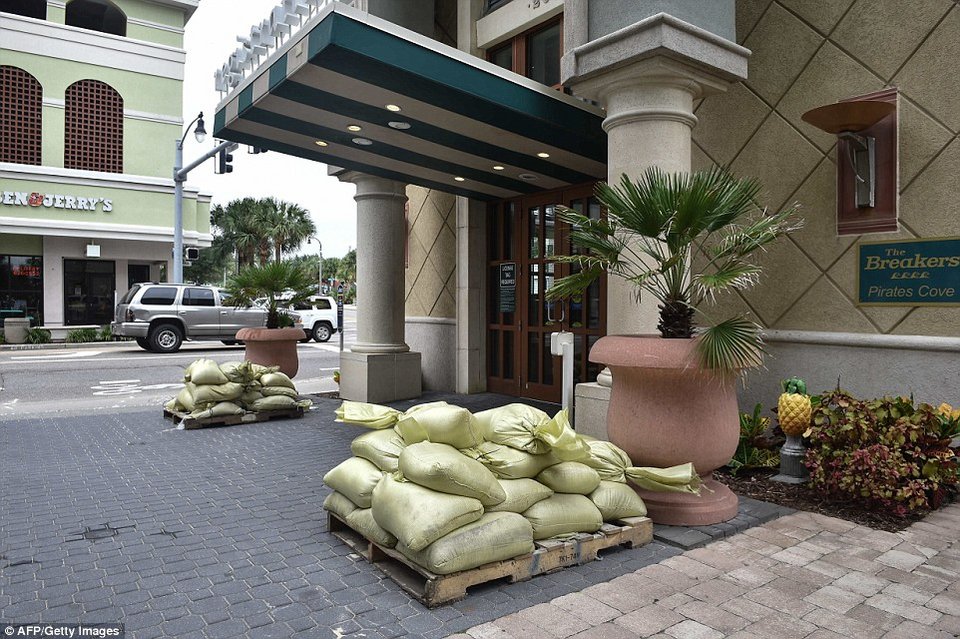 Τρόμος στις ΗΠΑ για το πέρασμα του τυφώνα Μάθιου -«Θα σκοτώσει κόσμο» [βίντεο] | iefimerida.gr 1