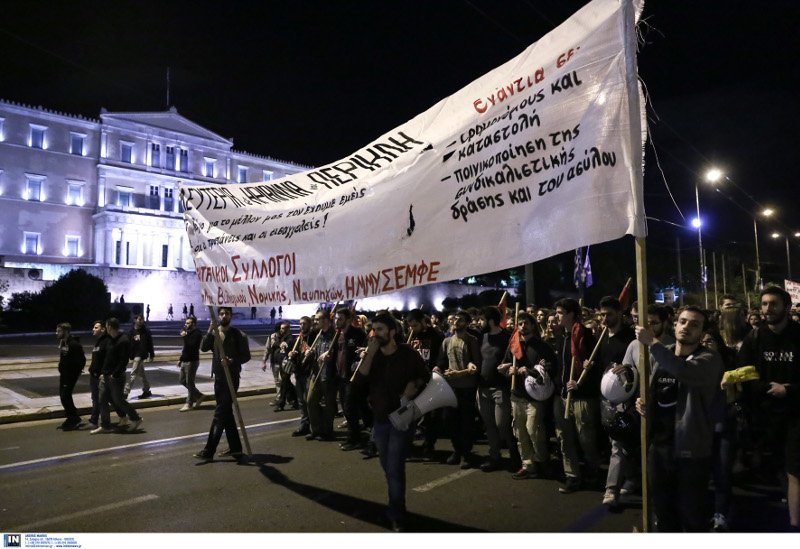 Προπύλαια: Πορεία αλληλεγγύης στην Ηριάννα και τον Περικλή [εικόνες]  | iefimerida.gr 4
