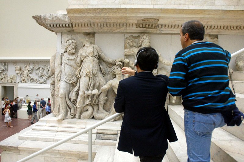 Συρρέουν για να θαυμάσουν τον περίφημο Βωμό της Περγάμου