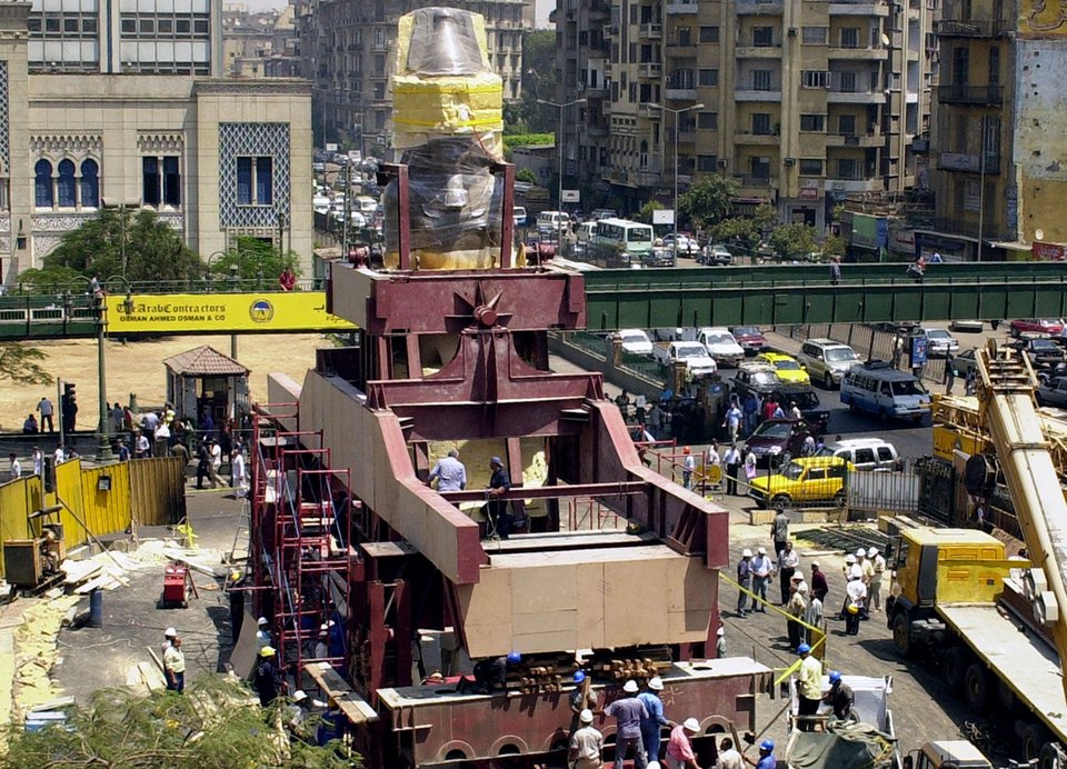 Απίστευτες εικόνες: Μετέφεραν κολοσσιαίο άγαλμα του Ραμσή, ύψους 11 μέτρων, μέσα από το Κάιρο [εικόνες] | iefimerida.gr 1