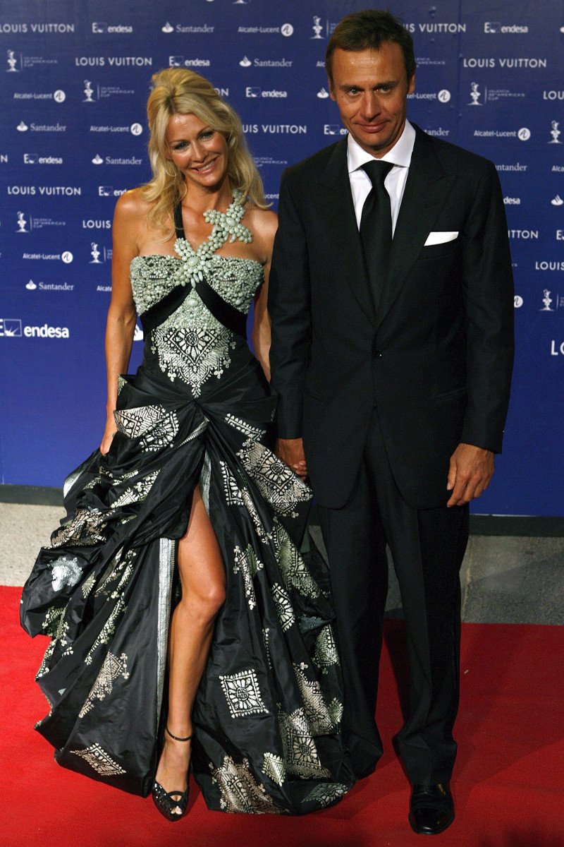 Η απίθανη ζωή της πλουσιότερης Βρετανίδας: Από τα καλλιστεία στο τραγούδι και την αγκαλιά του πάμπλουτου συζύγου της [εικόνες] | iefimerida.gr 1