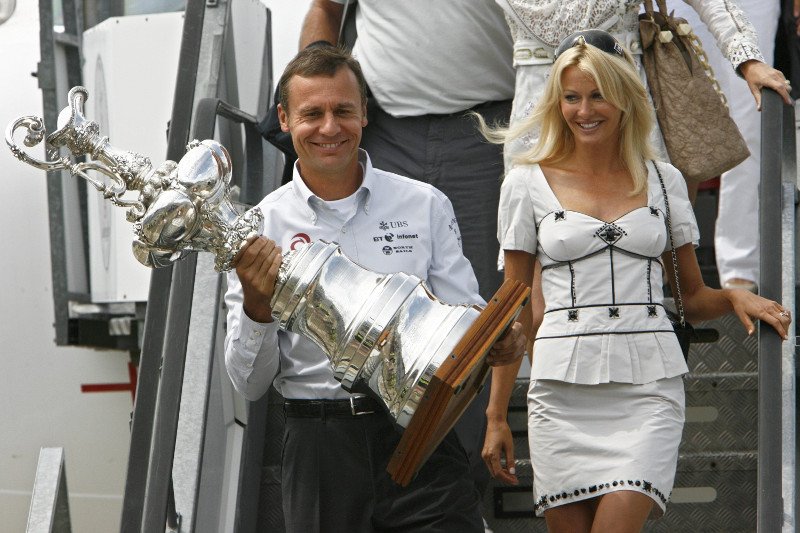 Η απίθανη ζωή της πλουσιότερης Βρετανίδας: Από τα καλλιστεία στο τραγούδι και την αγκαλιά του πάμπλουτου συζύγου της [εικόνες] | iefimerida.gr 2