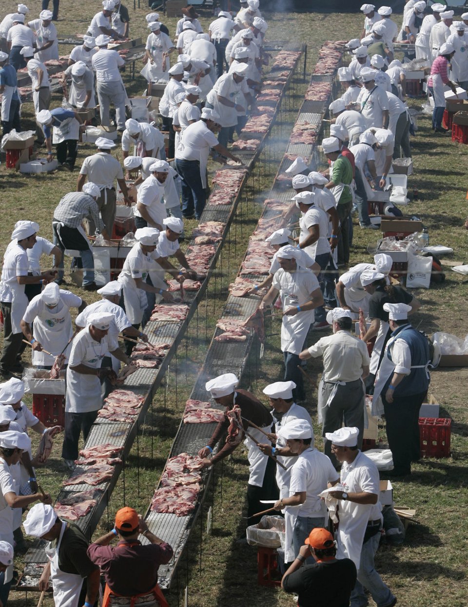 Γκίνες για καλοφαγάδες: Αυτό είναι το μεγαλύτερο μπάρμπεκιου παγκοσμίως -Εψησαν 10 τόνους κρέας [εικόνες] | iefimerida.gr 2
