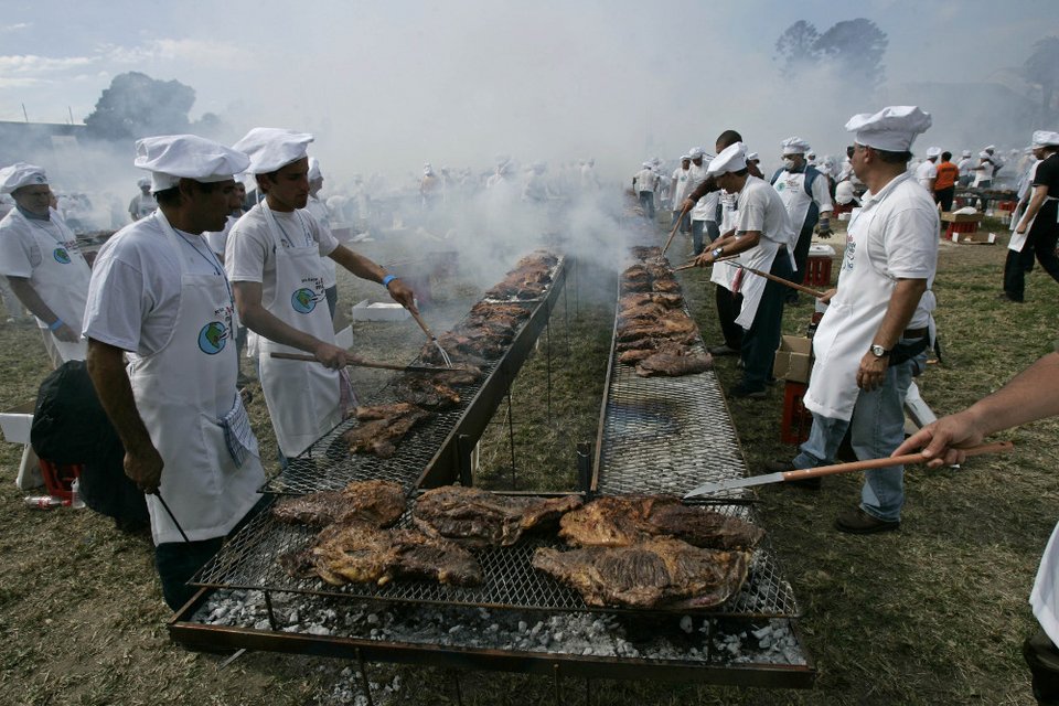 Γκίνες για καλοφαγάδες: Αυτό είναι το μεγαλύτερο μπάρμπεκιου παγκοσμίως -Εψησαν 10 τόνους κρέας [εικόνες] | iefimerida.gr 1
