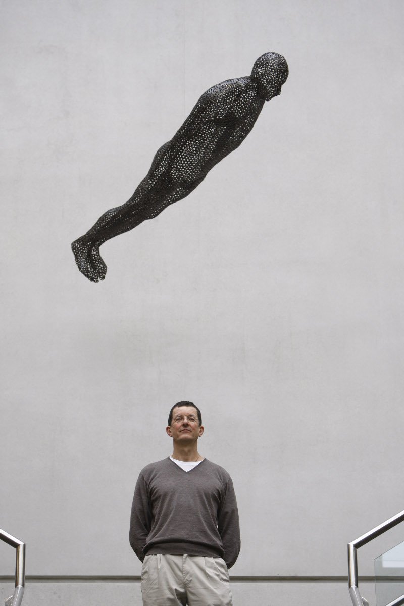 Ο Antony Gormley (γ. 1950) είναι ένας από τους σημαντικότερους καλλιτέχνες της εποχής μας και τα έργα του κοσμούν εξωτερικούς χώρους σε πολλά σημεία του πλανήτη
