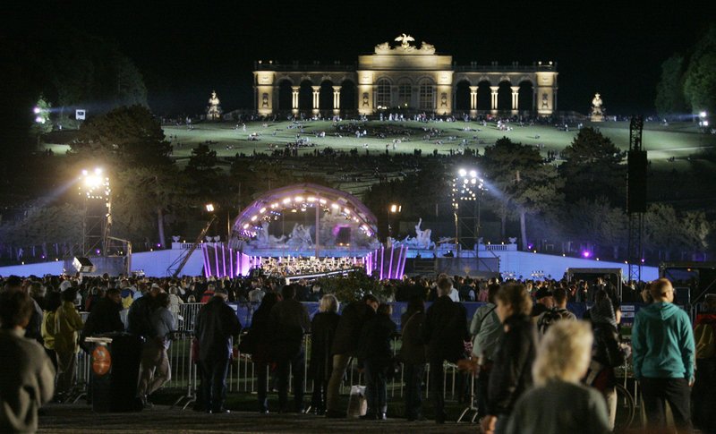 Η ξακουστή θερινή συναυλία της Φιλαρμονικής της Βιέννης -Στους κήπους των ανακτόρων [εικόνες]  | iefimerida.gr 3