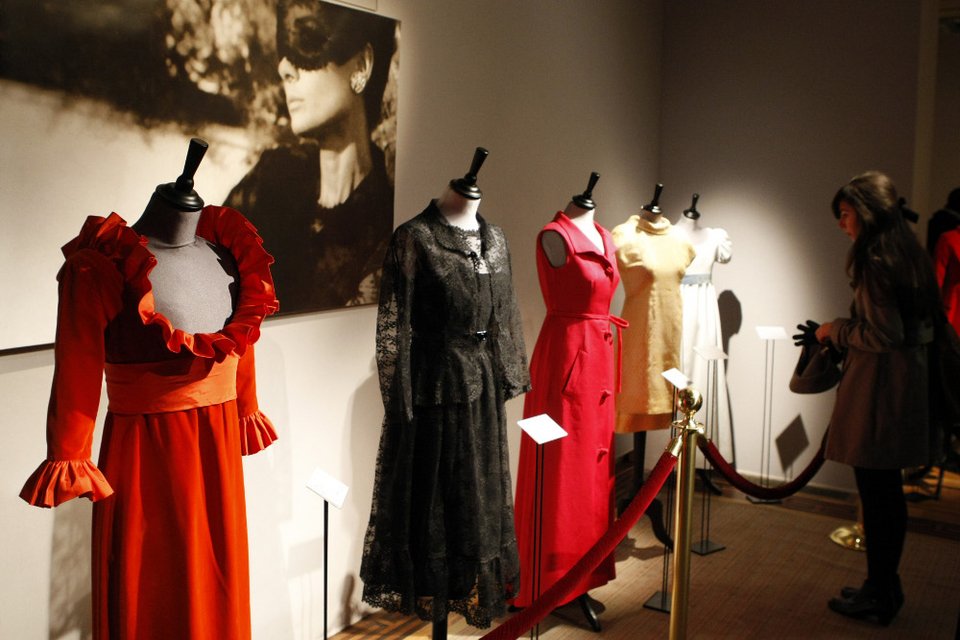 5,3 εκατ. ευρώ για αντικείμενα της Οντρεϊ Χέπμπορν -Βραβεία, φορέματα, χειρόγραφα [εικόνες & βίντεο]  | iefimerida.gr 4