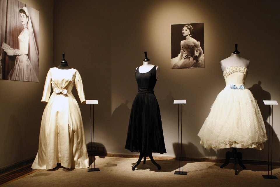 5,3 εκατ. ευρώ για αντικείμενα της Οντρεϊ Χέπμπορν -Βραβεία, φορέματα, χειρόγραφα [εικόνες & βίντεο]  | iefimerida.gr 1