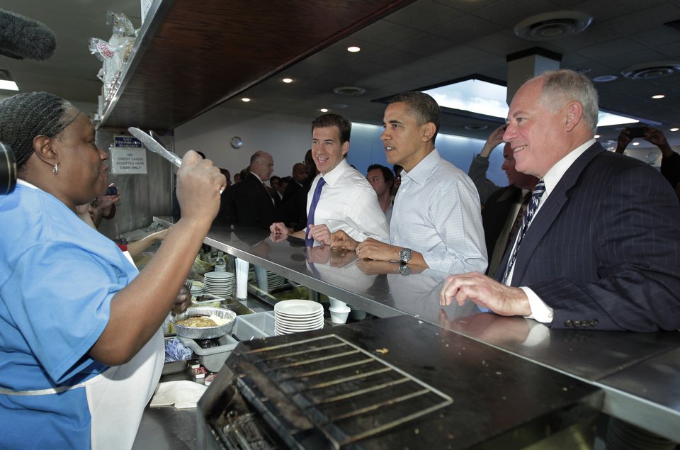 Ποιος είναι ο Ελληνας Αλέξης Γιαννούλιας που βρίσκεται διαρκώς στο πλευρό του Ομπάμα [εικόνες] | iefimerida.gr 4