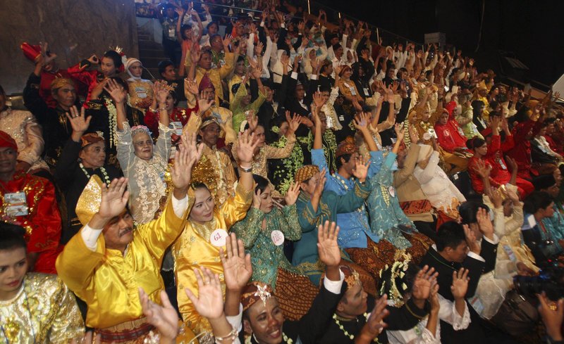 Στη Τζακάρτα άλλαξαν χρόνο με ομαδικό γάμο -«Ι do», για 500 ζευγάρια [εικόνες] | iefimerida.gr 2