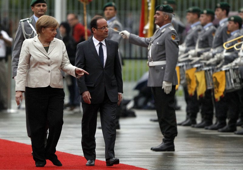 Η τελευταία συνάντηση της Μέρκελ με τον πρόεδρο Ολάντ -Τον υποδέχθηκε με μια αγκαλιά κι ένα φιλί [εικόνες] | iefimerida.gr 3