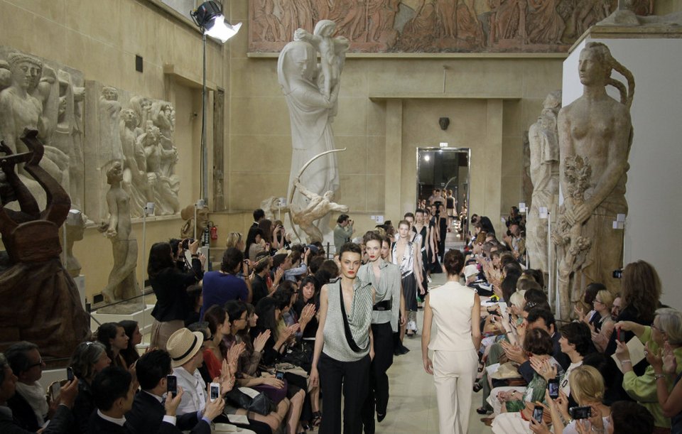 Η Γαλλία τιμά τη σχεδιάστρια του Lanvin -Μαροκινή μετανάστρια [εικόνες]  | iefimerida.gr 3