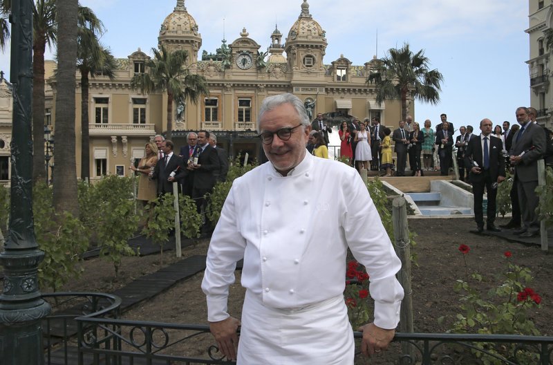 Μία κάμερα ακολουθούσε επί 2 χρόνια τον βραβευμένο με 18 αστέρια Michelin σεφ Αλέν Ντικάς [βίντεο] | iefimerida.gr 3