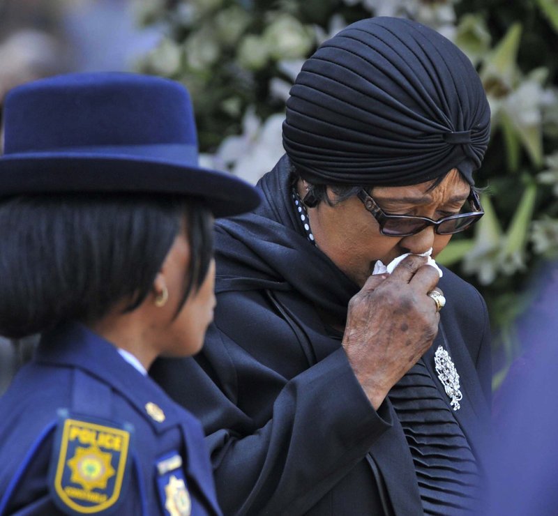 Πέθανε η Γουίνι Μαντέλα, η επί 38 χρόνια σύζυγος του Νέλσον Μαντέλα [εικόνες] | iefimerida.gr 0