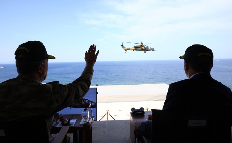 Ερντογάν και ο αρχηγός των Ε.Δ. της Τουρκίας Ακάρ, παρακολουθούν την Efes 2016 -Φωτογραφία: AP