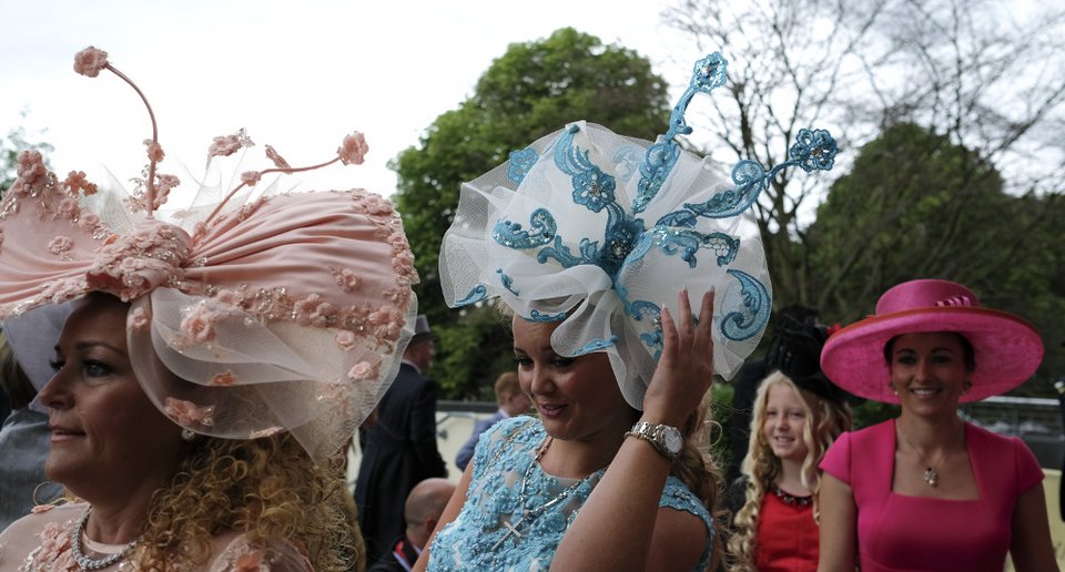 «Ημέρα των Κυριών»: Βρετανίδες με τρελά καπέλα στις ιπποδρομίες -Σαμπάνια και ευτράπελα [εικόνες] | iefimerida.gr 2