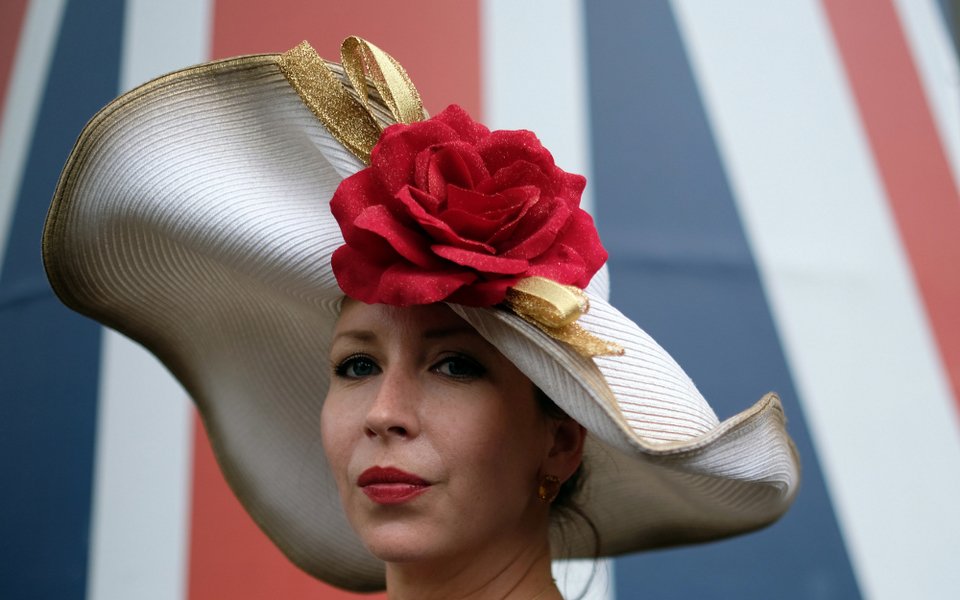 «Ημέρα των Κυριών»: Βρετανίδες με τρελά καπέλα στις ιπποδρομίες -Σαμπάνια και ευτράπελα [εικόνες] | iefimerida.gr 5