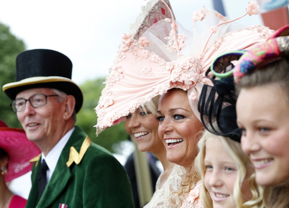 «Ημέρα των Κυριών»: Βρετανίδες με τρελά καπέλα στις ιπποδρομίες -Σαμπάνια και ευτράπελα [εικόνες] | iefimerida.gr 3