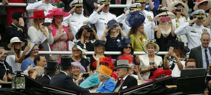 «Ημέρα των Κυριών»: Βρετανίδες με τρελά καπέλα στις ιπποδρομίες -Σαμπάνια και ευτράπελα [εικόνες] | iefimerida.gr 7