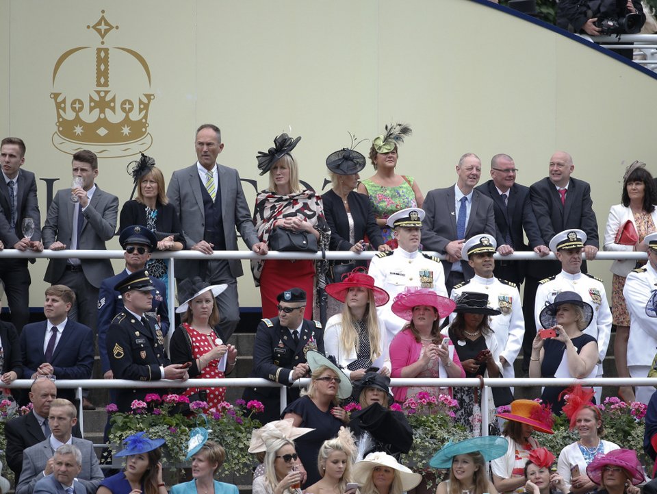 «Ημέρα των Κυριών»: Βρετανίδες με τρελά καπέλα στις ιπποδρομίες -Σαμπάνια και ευτράπελα [εικόνες] | iefimerida.gr 0
