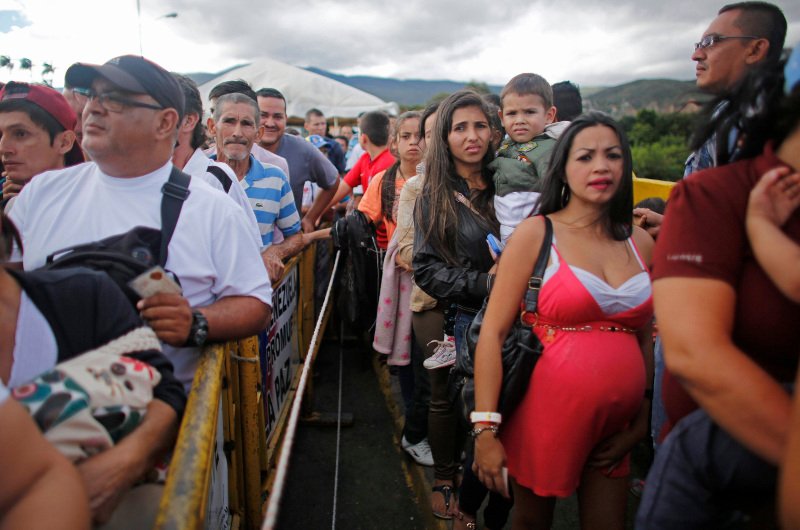 Βενεζουέλα: Γυναίκες πουλάνε τα μαλλιά τους για να αγοράσουν τρόφιμα [εικόνες & βίντεο] | iefimerida.gr 0