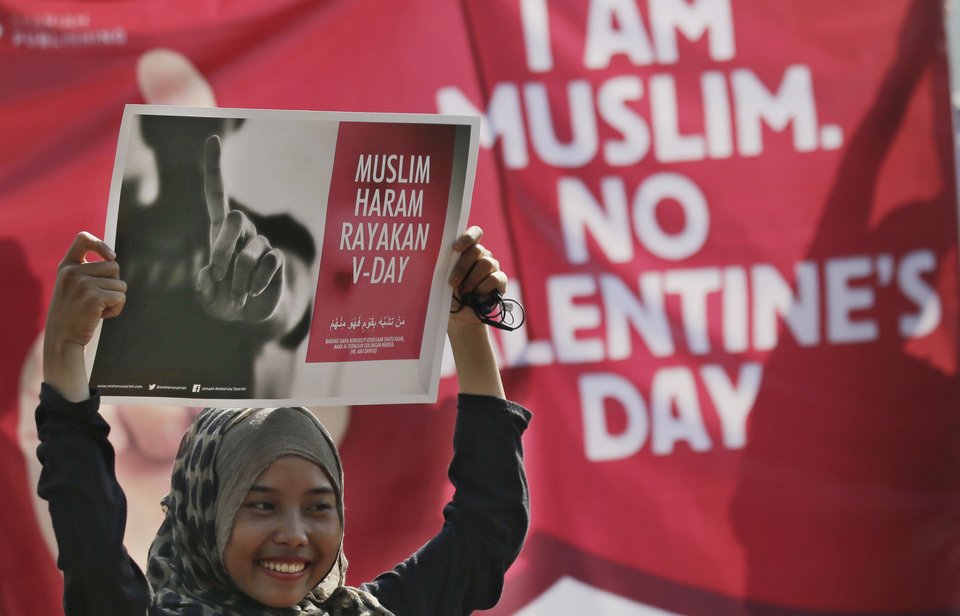 Μουσουλμάνες μαθήτριες στην Ινδονησία διαδηλώνουν κατά του Αγ. Βαλεντίνου [εικόνες]  | iefimerida.gr 0