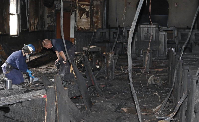 Η Κου Κλουξ Κλαν χτυπά: Εκαψαν εκκλησία μαύρων -Εγραψαν «Ψηφίστε Τραμπ» [εικόνες] | iefimerida.gr 3