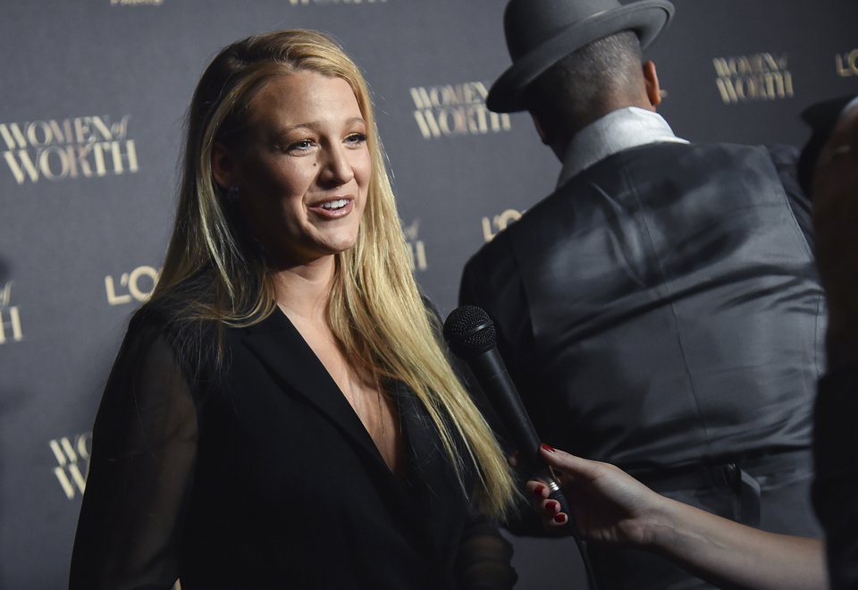 Η πρώτη δημόσια εμφάνιση της Blake Lively μετά τη γέννα -Απίστευτα σικ με μαύρο φόρεμα [εικόνες]  | iefimerida.gr 2