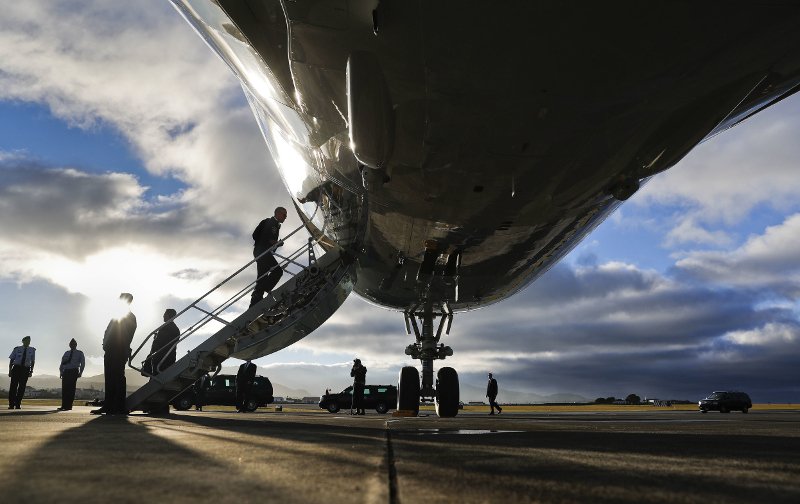 Ο Ομπάμα έκανε μικρή στάση στις Αζόρες και βγήκε να ξεμουδιάσει [εικόνες] | iefimerida.gr 2