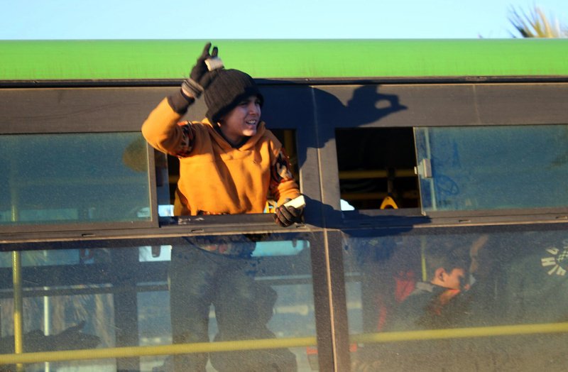 Χαλέπι: Ξανάρχισε η εκκένωση της μαρτυρικής πόλης [εικόνες] | iefimerida.gr 2