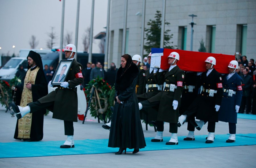 Στη Ρωσία με αεροσκάφος η σορός του δολοφονημένου πρεσβευτή [εικόνες]  | iefimerida.gr 0