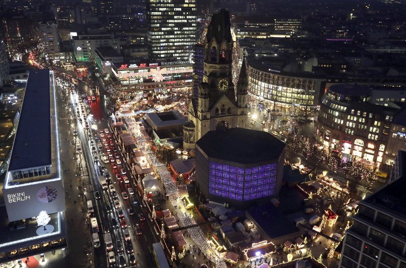 Ο Τυνήσιος τρομοκράτης του Βερολίνου σε τζαμί, ώρες μετά το μακελειό [εικόνες] | iefimerida.gr 5