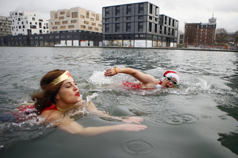 Βουτιές στα παγωμένα νερά -Πώς γιόρτασαν τα Χριστούγεννα οι πιο θαρραλέοι στην Ευρώπη [εικόνες & βίντεο]  | iefimerida.gr 4