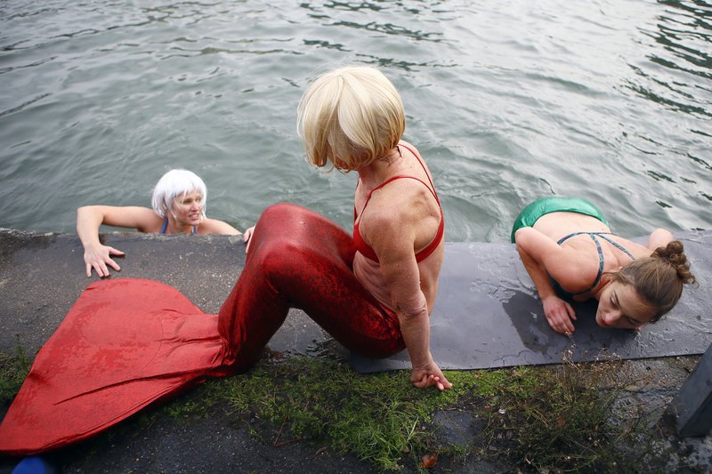 Βουτιές στα παγωμένα νερά -Πώς γιόρτασαν τα Χριστούγεννα οι πιο θαρραλέοι στην Ευρώπη [εικόνες & βίντεο]  | iefimerida.gr 5