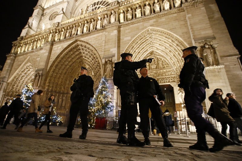 Γαλλία: Υπό δρακόντεια μέτρα η έλευση του 2018 -Κιγκλιδώματα και 140.000 αστυνομικοί [εικόνες]    | iefimerida.gr 1