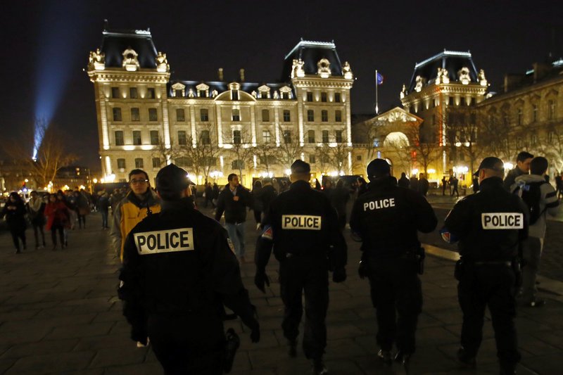 Γαλλία: Υπό δρακόντεια μέτρα η έλευση του 2018 -Κιγκλιδώματα και 140.000 αστυνομικοί [εικόνες]    | iefimerida.gr 0