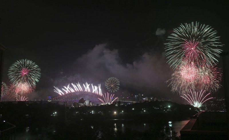 Μπήκε το 2018 στην Αυστραλία -Με εκτυφλωτικά πυροτεχνήματα [εικόνες & βίντεο] | iefimerida.gr 2