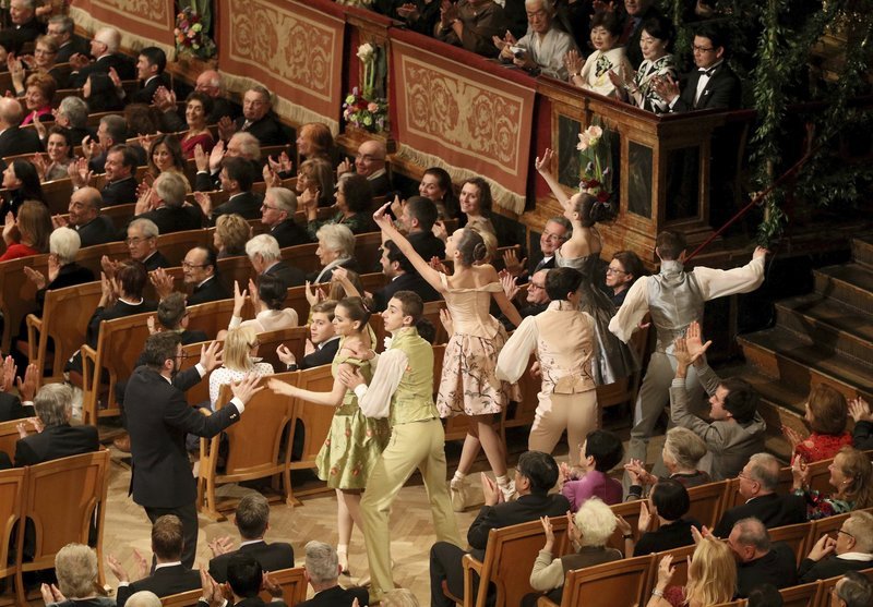 Η πρωτοχρονιάτικη συναυλία της Φιλαρμονικής της Βιέννης -Γέμισε λουλούδια η χρυσοποίκιλτη αίθουσα [εικόνες] | iefimerida.gr 7