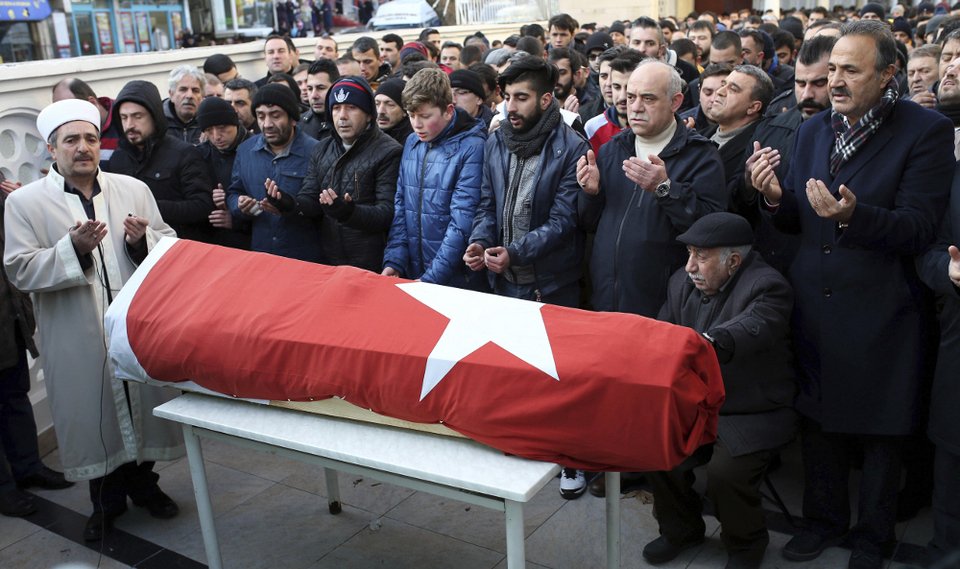 Τουρκία: Θρήνος στις κηδείες των πρώτων θυμάτων από το μακελειό [εικόνες] | iefimerida.gr 2