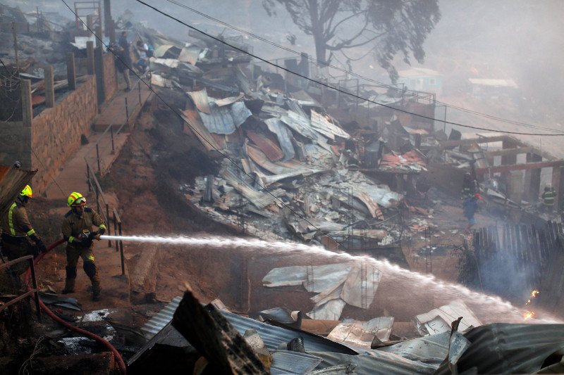 Πύρινη κόλαση στο Βαλπαραΐσο της Χιλής –Δεκάδες σπίτια έγιναν στάχτη [εικόνες & βίντεο]  | iefimerida.gr 1